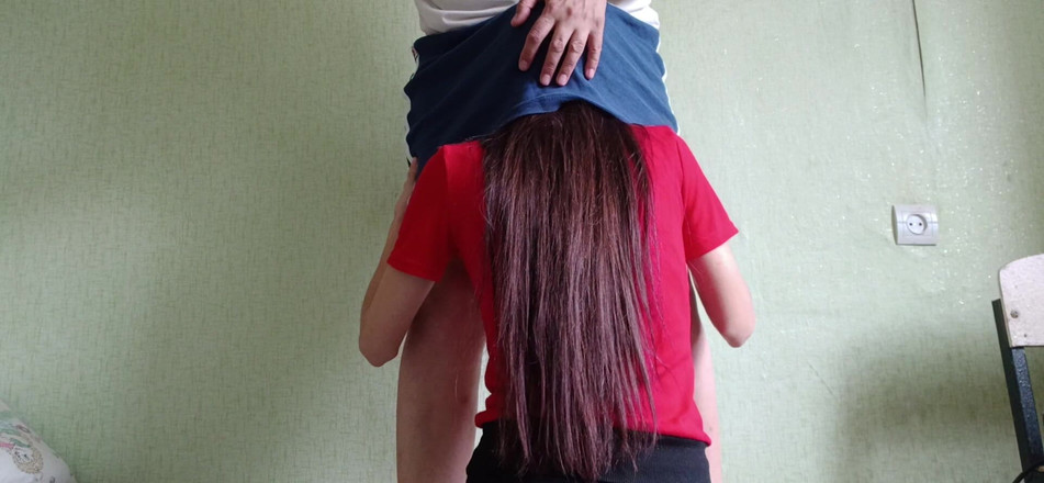 Lesbian-illusion: Min blyga granne klättrade under min kjol utan att fråga,...