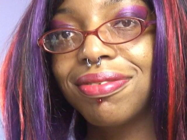 Solo Sensations: Une nana noire avec des tétons sur ses gros seins écarte...