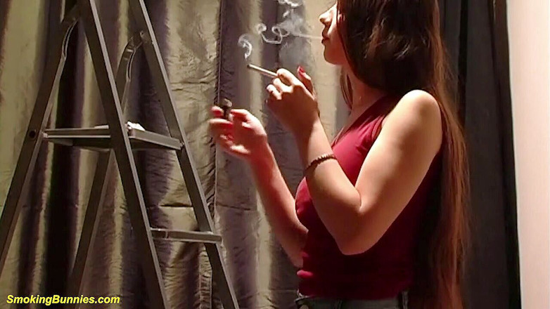 Smoking Bunnies: 스타킹을 입은 거유 소녀