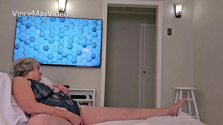 VinceMayVideo: 68 anos, rabuda gilf brincando consigo mesma entre cenas