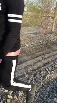 Extrem. Runkar av sin stora kuk på järnvägsstationen