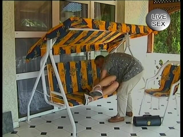 Horny Two really wet MILFs: ポーチに乗って小さなおっぱいブルネット
