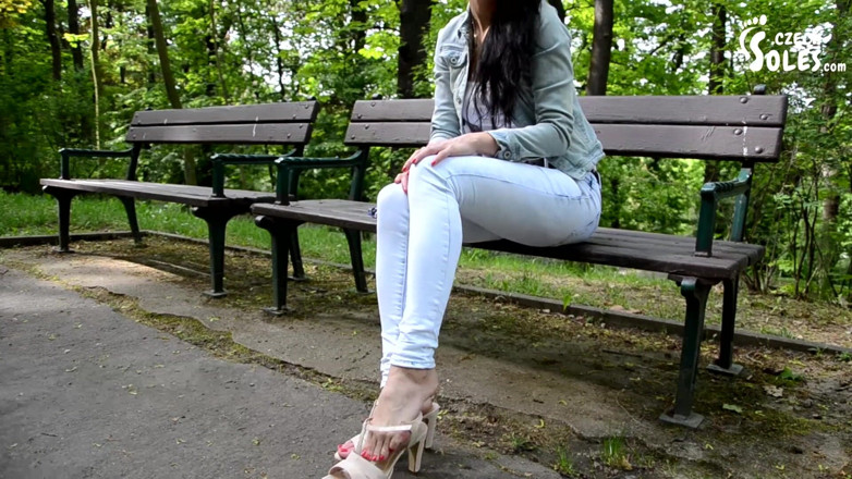 Czech Soles - foot fetish content: Sandały na wysokich obcasach w parku