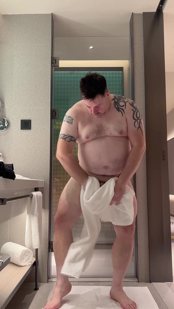 uktattooedchub74: Un ragazzo paffuto fa la doccia