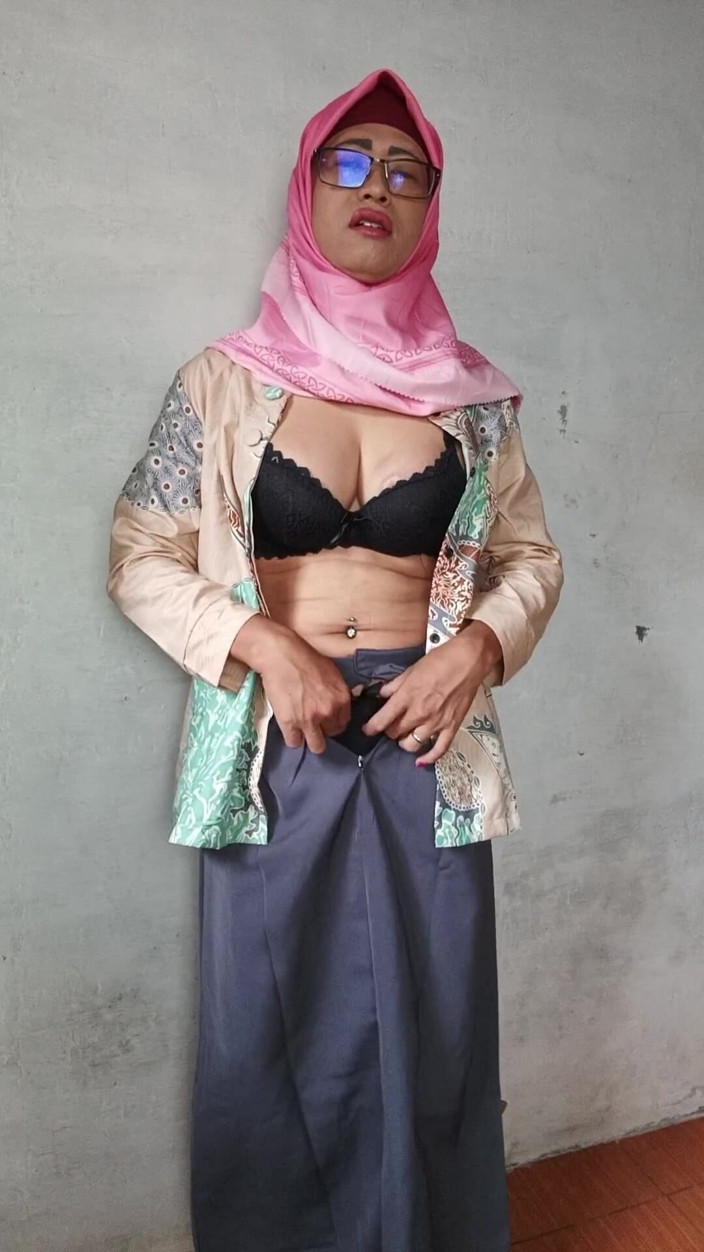 Mitha Zhe: Enorme culo hijab travesti, estirando su culo con grandes consoladores...