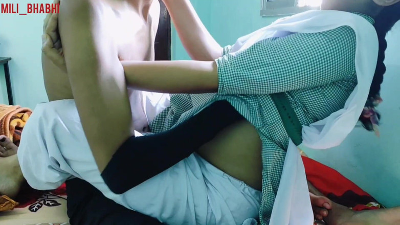 Mili bhabi: Klein Indisch 18-jarig schoolmeisje stapelbedt haar klas om haar maagdelijkheid aan...