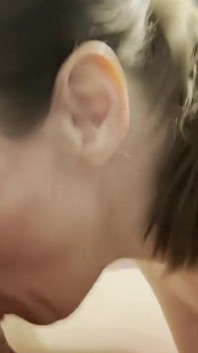 Matura con tette cadenti si diverte a succhiare la sborra attraverso un cazzo orale creampie