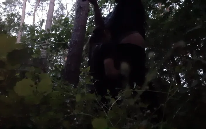 Lesbian-illusion: Fotto la mia sorellastra in bocca nel bosco così il...