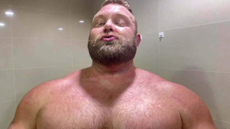 Jack stacked: Flexing di kamar mandi setelah gym!