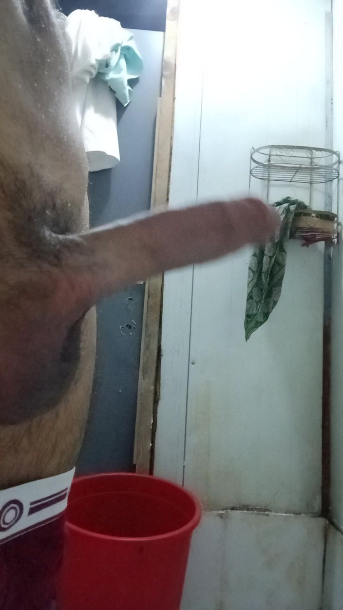 Naseemkhan: 一个22岁的男孩独自在浴室自慰。他还在拍摄自己的视频