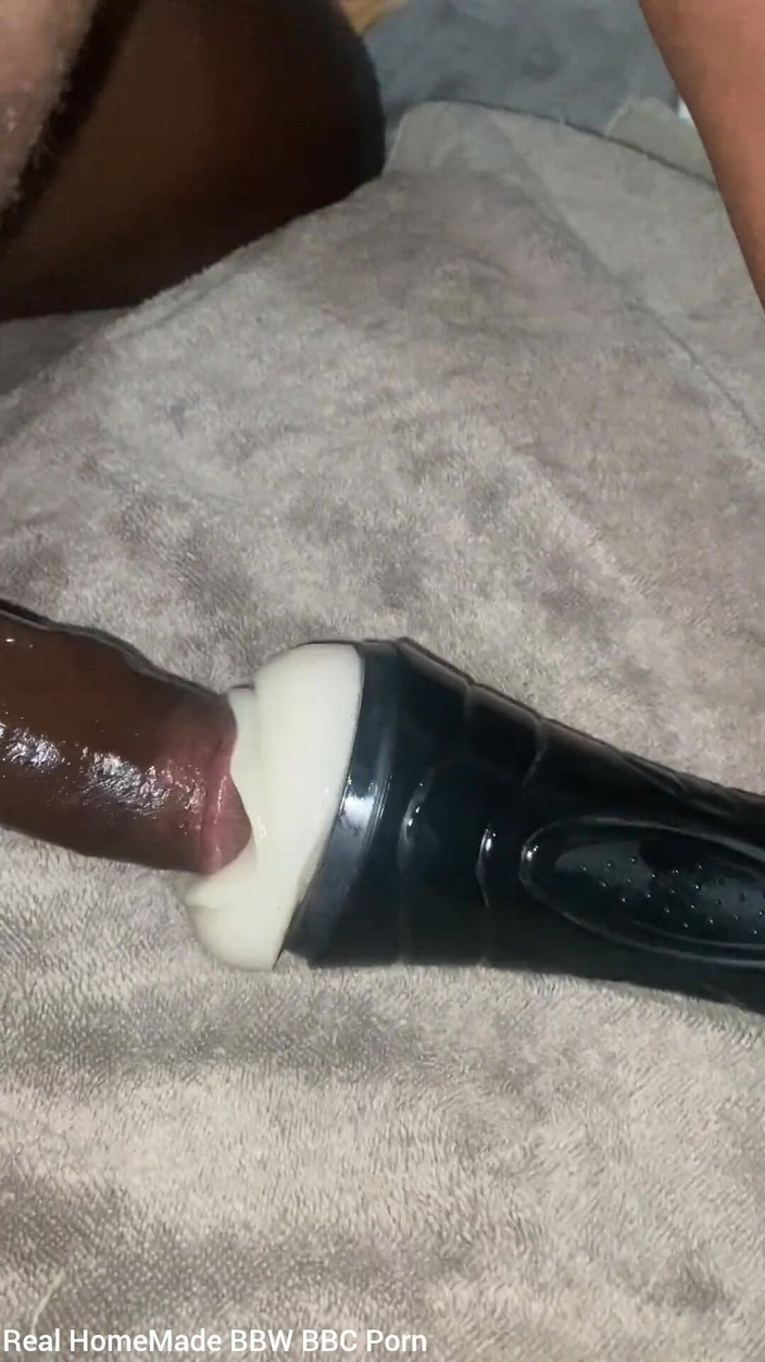 Big black cock BBCee: 私の懐中電灯の偽物のアソコを犯す