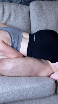 Tickled en el sofá - Miss Tory Ticks a su esclava en gimnasia - pies sudorosos, sentarse en la cara y cosquillas en los pies (4k)