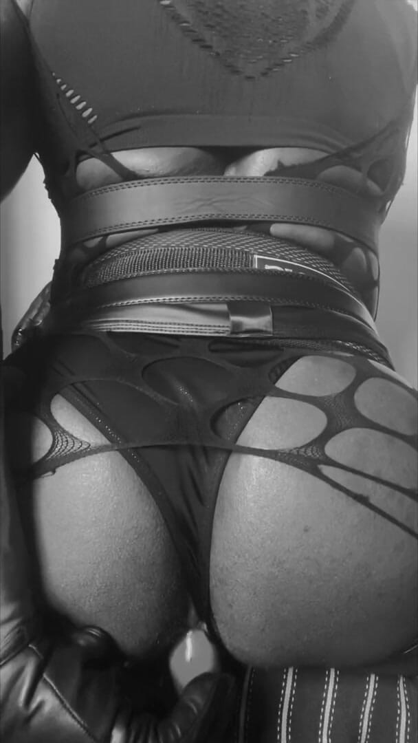 Masculine crossdresser: Travestito culturista nero gioca con il culo in body sexy