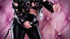 Arya Grander: La sexy dominatrice in pelle ama addestrarti con lo strap-on...