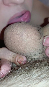 Děvka v síťovaných šatech vyžaduje prsty a hluboký anální sex – intenzivní orgasmus