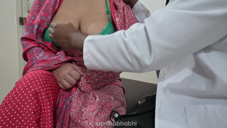 savithabhabhi: Un docteur vérifie les seins d’une femme du coin