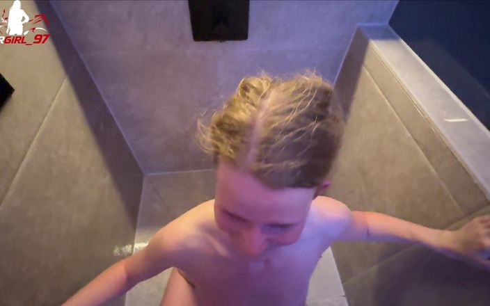 Bikergirl_97: Je pisse l’un sur l’autre dans l’espace spa