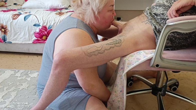 Zona901: Une femme regarde un ami sucer profondément et avaler du...