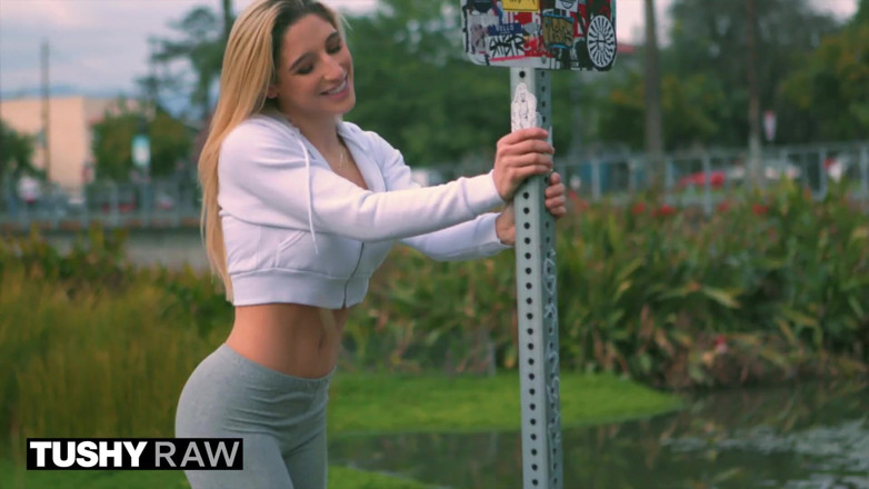 Tushyraw: Tushyraw - Abella Danger mükemmel götünü domine ediyor