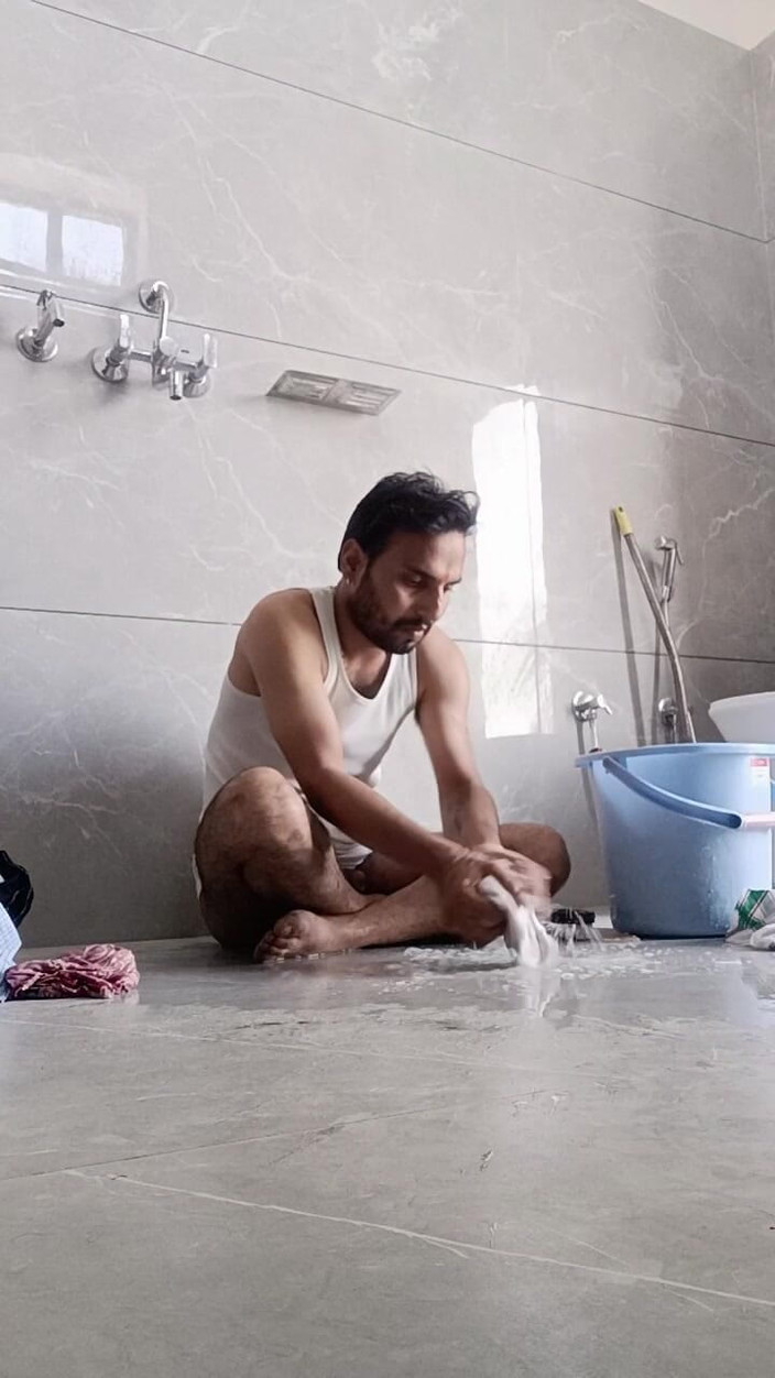 Rajasthani-old-lover: Un uomo caldo indiano si gode la doccia e la...