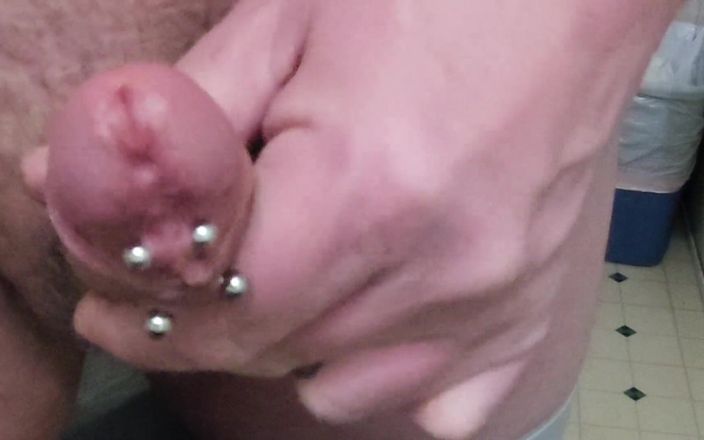Pierced King: Masturbandosi re con i piercing