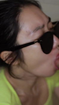 อมควย POV สาวเอเชียสมัครเล่นจริง แล้วแตกคาปาก - Meimeixxx - 4K ASMR หูฟัง - WMAF