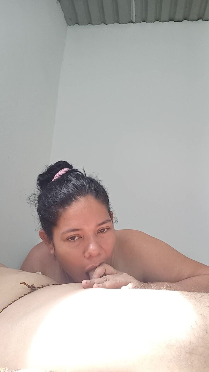 Valkyrieandluigy: Una bella ragazza fa un pompino