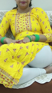 Indische Desi-vrouw in een Sari op een bank met haar borsten