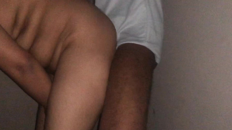 Missmaya123: Eu vi minha meia-irmã trocando de roupa e ela voltou...