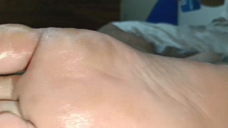 Fetish guys: Naolejovaný Solo Smooth Foot Fetiš Tease