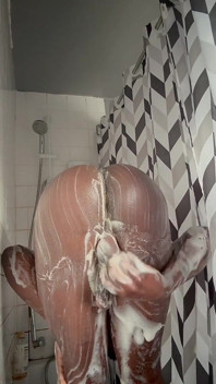 L’heure de la douche avec ma femme sexy devient bizarre