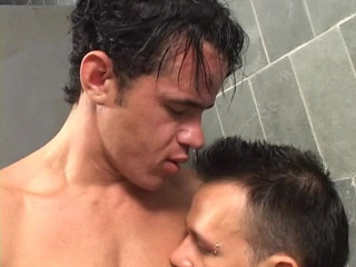 Gays Case: 晒黑的男人mike charles喜欢在浴室里和伊戈尔多斯桑托斯的粗暴啪