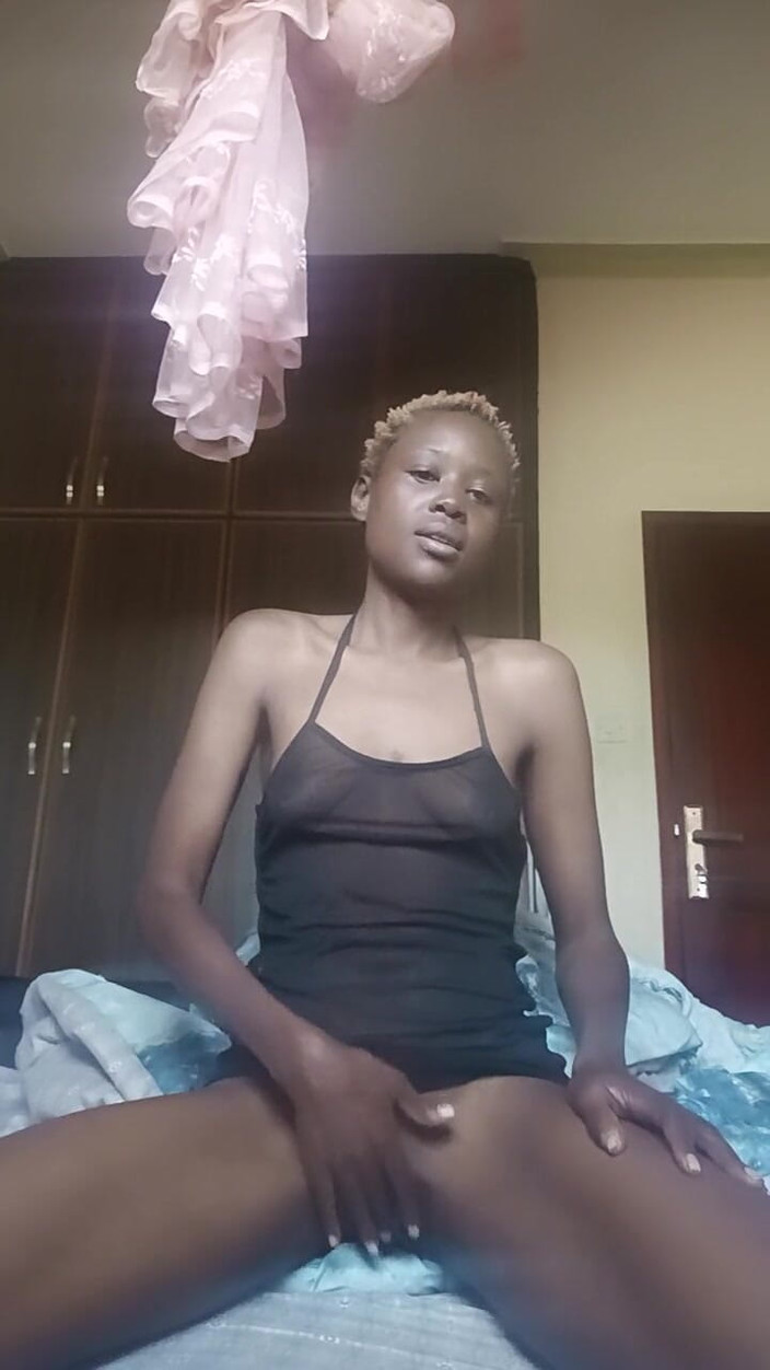 Briita: Cachonda Briita jugando con su consigo mismo