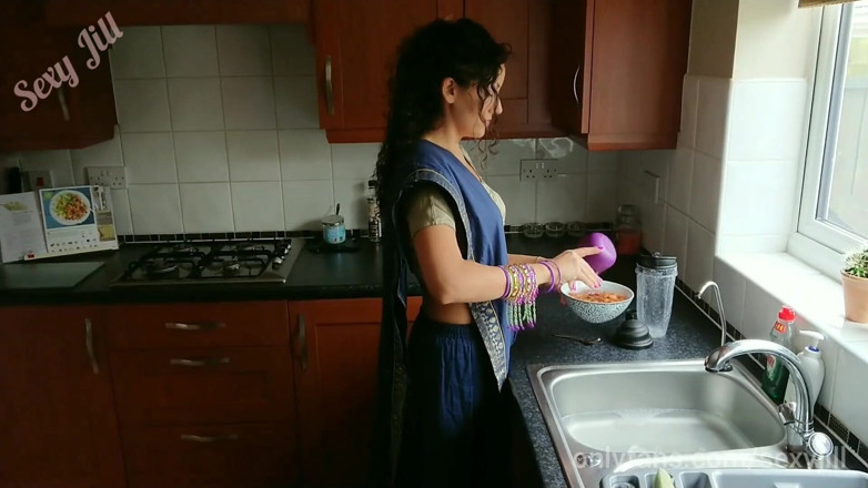 POV_Indian: Awek India muda dalam saree dipergunakan dan dijolok oleh atuk...