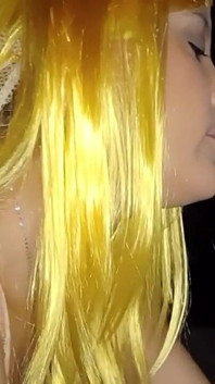 カラードヘアがミルクを飲み込む