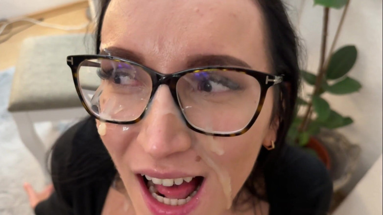 Eva Keks: Stiefmoeder kreeg een grote portie sperma op haar gezicht en...