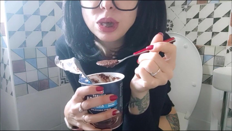 savannahamatoriale: Saya suka coklat saya semasa saya di bilik air