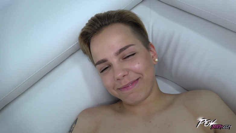 POV Bitch: Une vraie lesbienne baise un mec après longtemps et jouit...