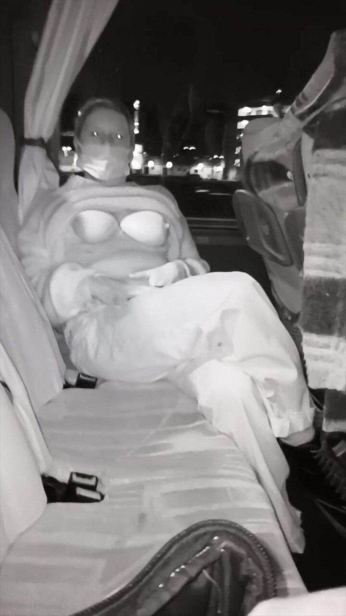 Mature_cunt: La MILF si masturba le gambe incrociate nel night bus