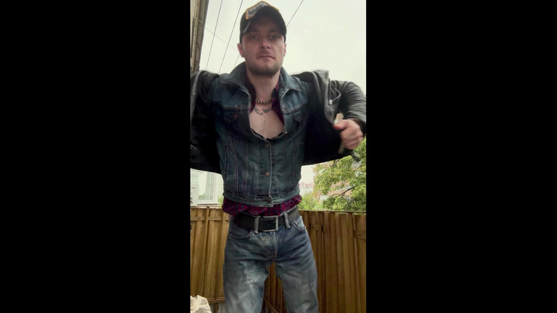 KinkySirius: Kinkysirius fica molhado na chuva em uma roupa de cowboy