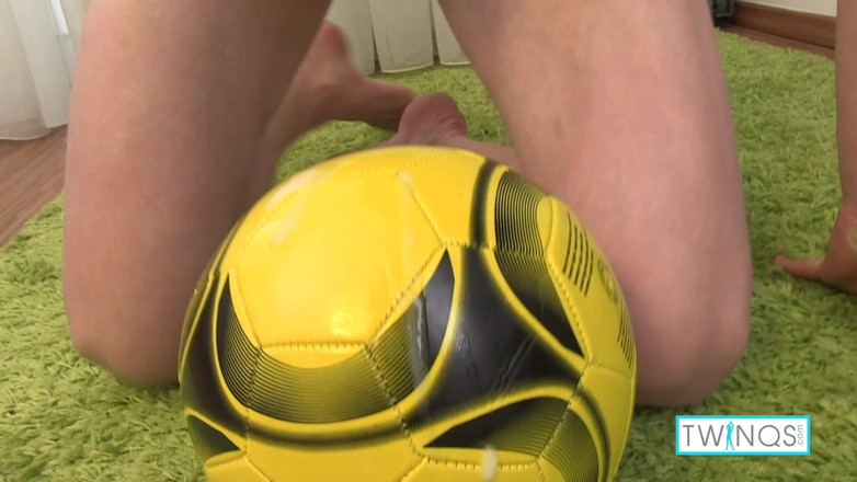 Twin Qs: Pemain bola sepak comel Angel Jacking Off dan memancut mani...