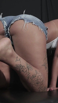 La sexy julia mostra i piedi e le suole perfette!