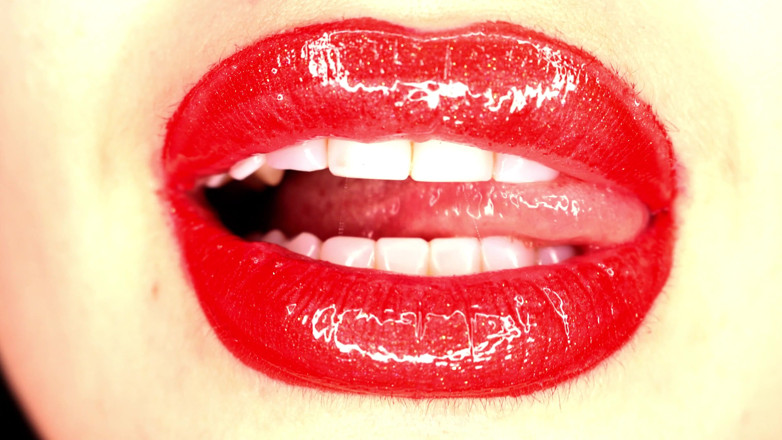 Goddess Misha Goldy: 4K Applying lip gloss &amp; smoking &amp; spit fetish