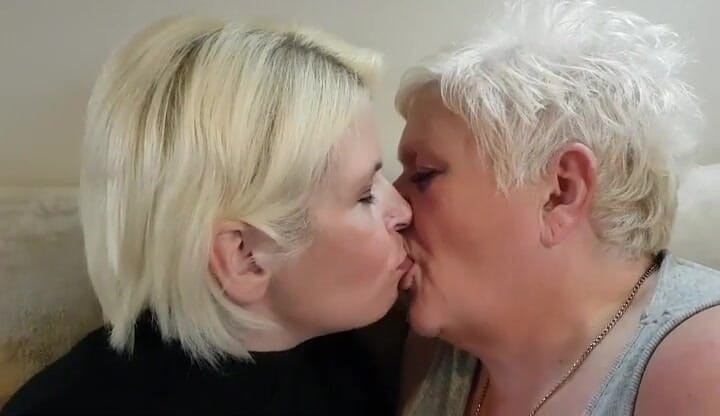 Uk Joolz: Kissing Skyler