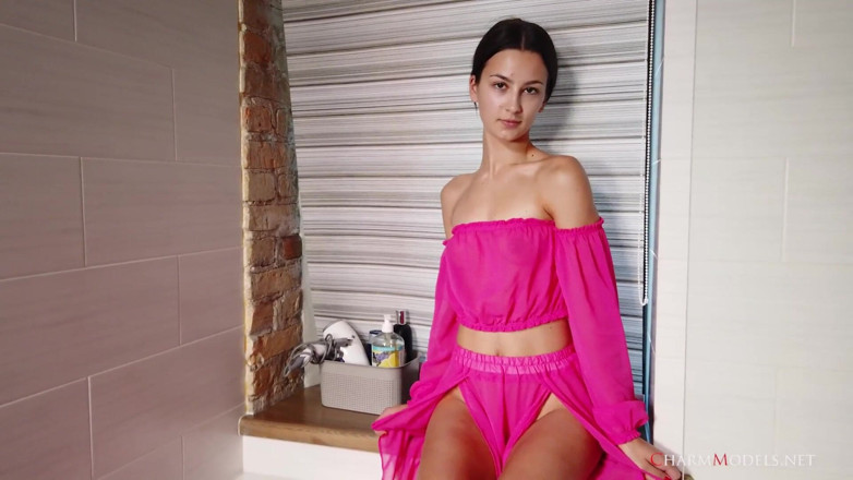 CharmModels: I sogni in doccia di anna con un vestito trasparente
