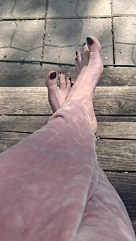 これらのアーチと長いつま先を見てください