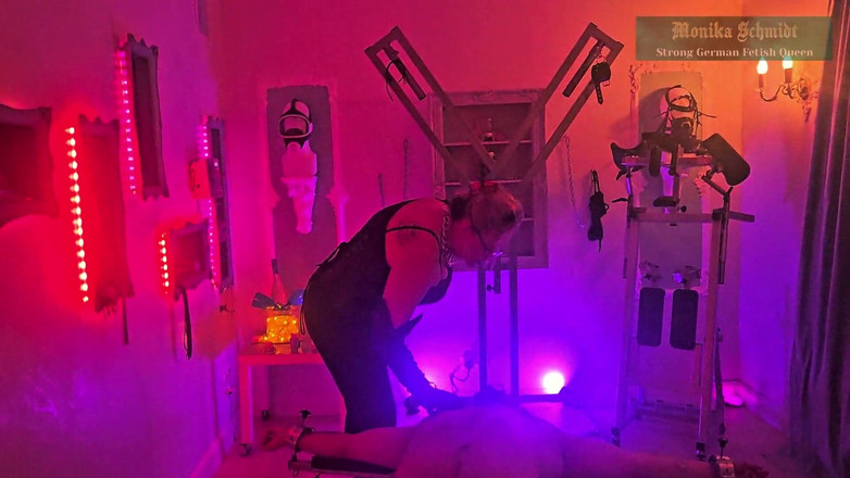 Strict Senz: Monika Schmidt Domina Facesitting Arschanbetung Verbale Demütigung