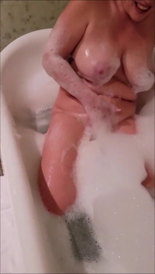 Nikki Nevada: Sexy MILF Nikki bubblebath masturbation