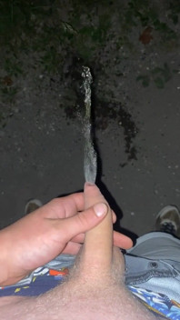 Юный паренек писает на улице