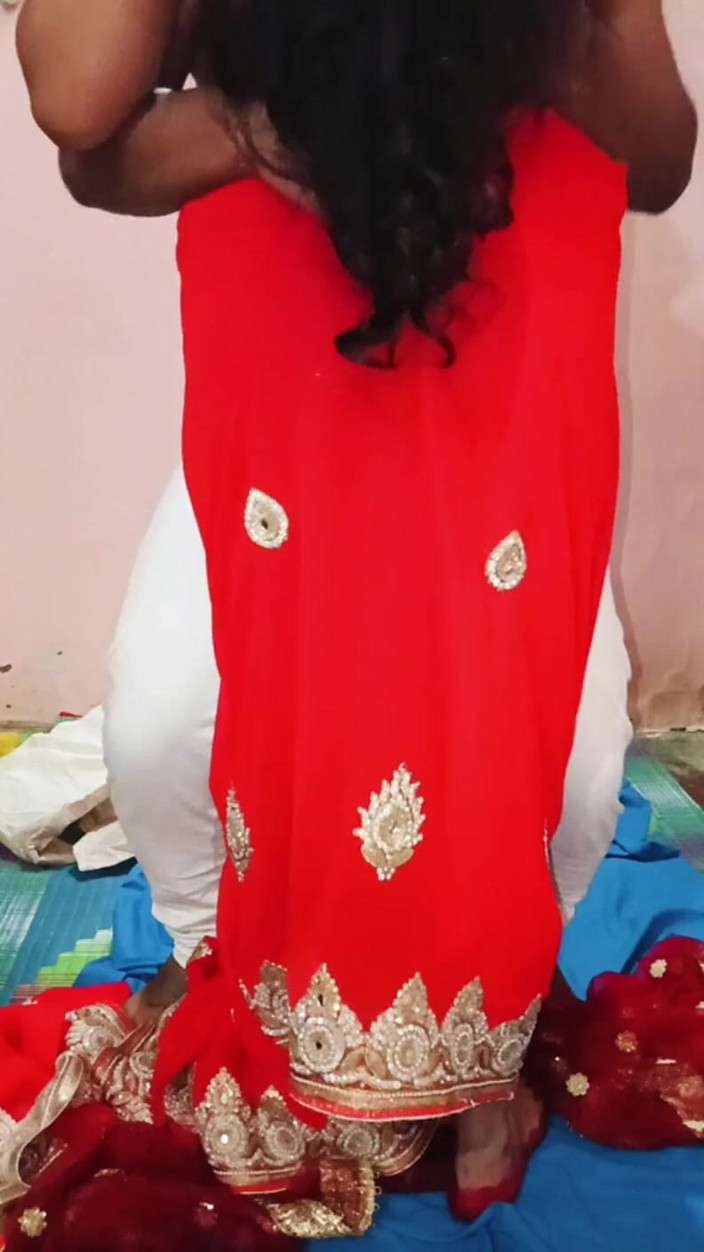 Sunshine143: Red saree Bhabhi scopata bollente strato 1